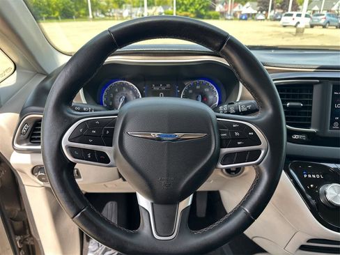 Used 2018 Chrysler Pacifica Touring-L FWD image 17