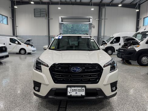 Used 2024 Subaru Forester Premium AWD/4WD image 2