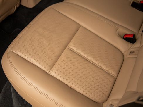 Certified 2021 Porsche Macan image 33