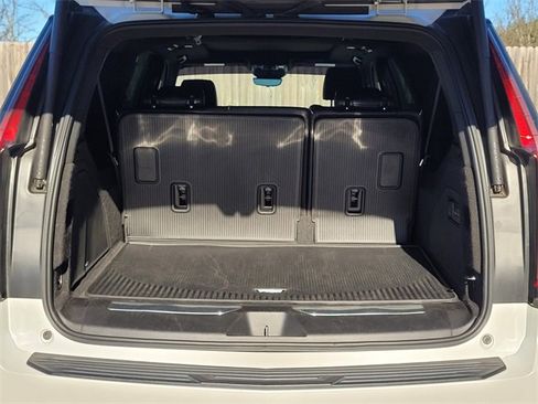 Used 2022 Cadillac Escalade ESV Premium Luxury image 9