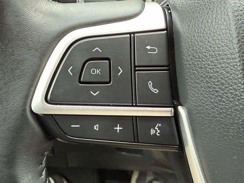 Used 2023 Toyota Highlander XLE image 23