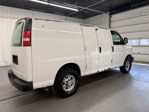 Used 2010 Chevrolet Express 2500 RWD image 4