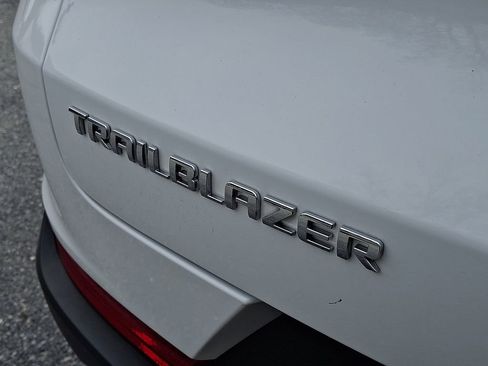Used 2023 Chevrolet TrailBlazer LT FWD image 30