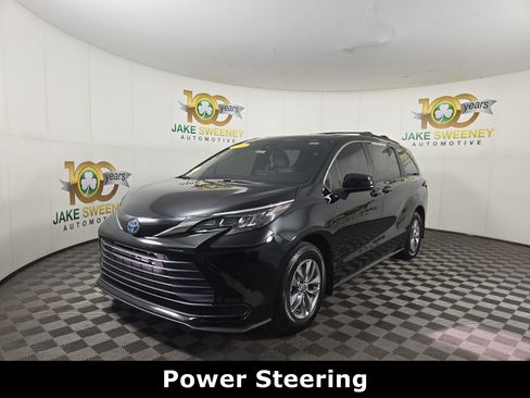 Used 2025 Toyota Sienna LE w/ LE Plus Package FWD image 3