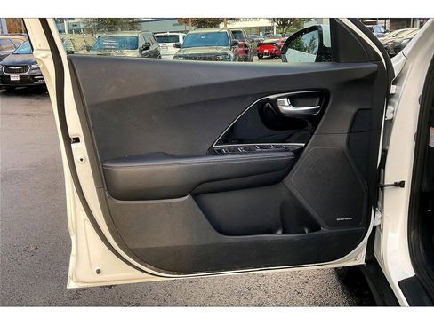 Used 2022 Kia Niro EX image 23