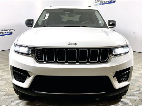 Used 2023 Jeep Grand Cherokee Laredo X image 2