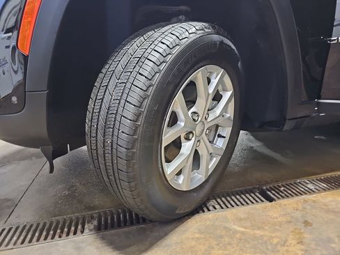 Certified 2023 Jeep Grand Cherokee Limited w/ Luxury Tech Group II image 33