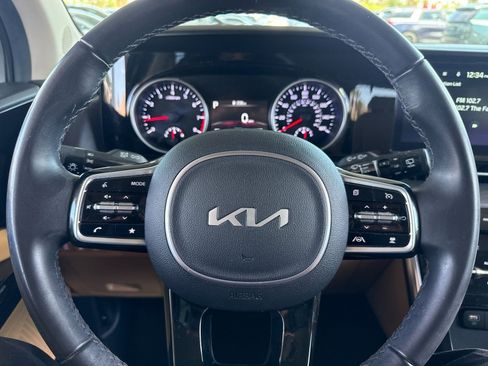 Used 2024 Kia Carnival EX FWD image 24