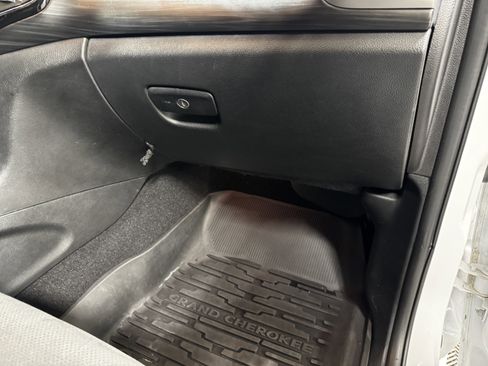 Used 2021 Jeep Grand Cherokee Laredo X image 11