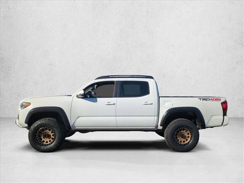 Used 2018 Toyota Tacoma TRD Off-Road w/ Technology Package image 9