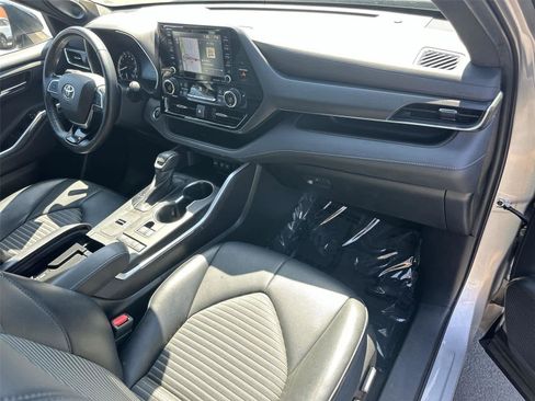 Used 2021 Toyota Highlander XSE FWD image 13