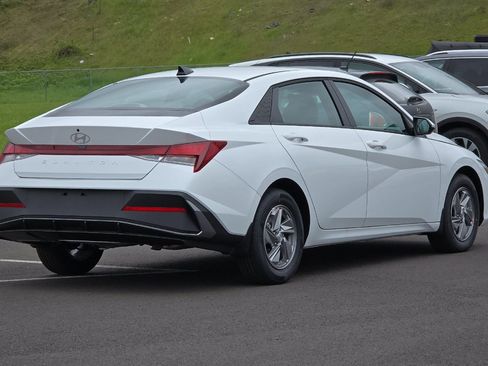 Used 2025 Hyundai Elantra SE image 3