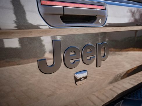 Used 2023 Jeep Gladiator Sport AWD/4WD image 16