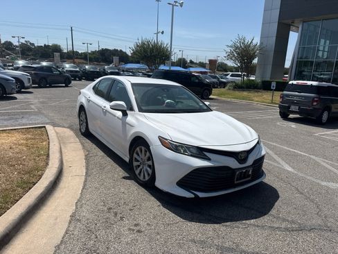 Used 2018 Toyota Camry LE FWD image 3