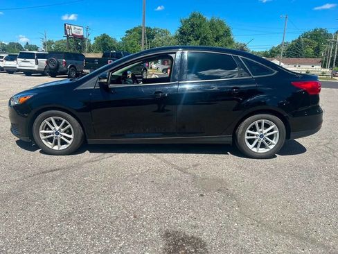 Used 2017 Ford Focus SE w/ Cold Weather Package FWD image 8