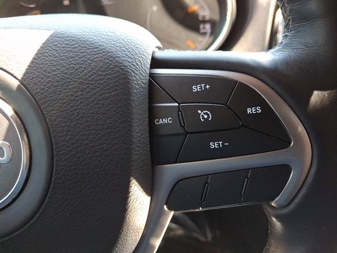 Used 2019 Jeep Grand Cherokee Overland AWD/4WD image 23