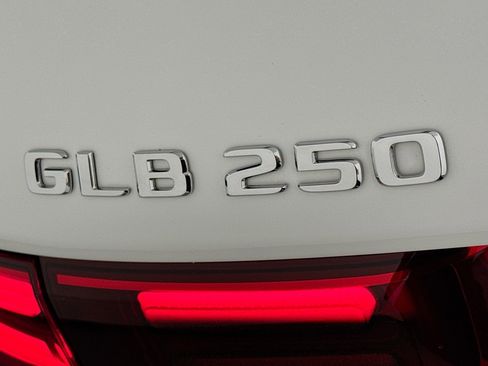 Used 2026 Mercedes-Benz GLB 250 image 8