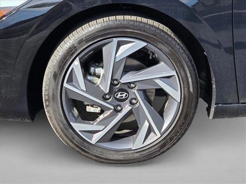 Used 2025 Hyundai Elantra SEL image 24