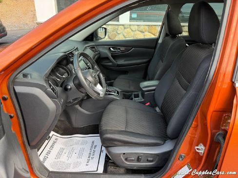 Used 2017 Nissan Rogue SV w/ Sun & Sound Touring Package AWD/4WD image 3