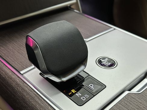 Used 2025 Land Rover Range Rover Long Wheelbase SE image 12