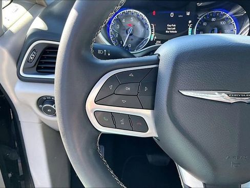 Used 2022 Chrysler Pacifica Touring-L image 16