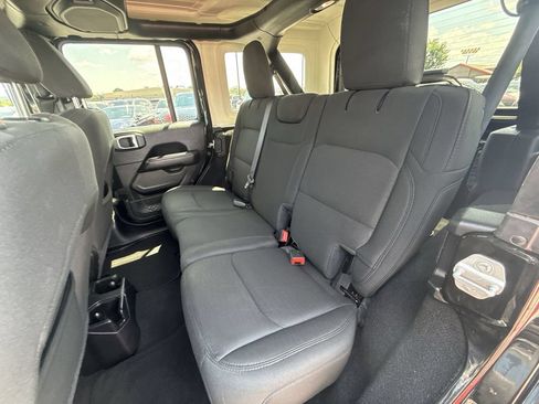 Used 2020 Jeep Wrangler Unlimited Sahara AWD/4WD image 28