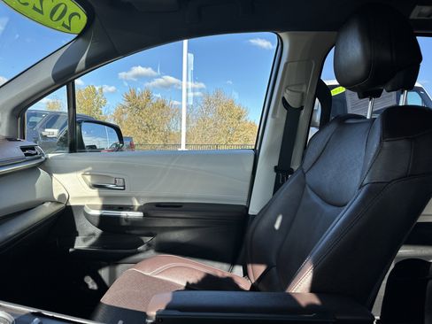 Used 2023 Toyota Sienna Platinum image 21