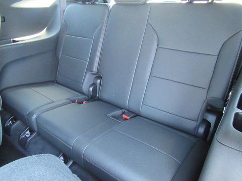 Used 2025 Chevrolet Traverse High Country FWD image 36