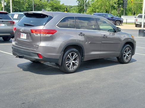 Certified 2018 Toyota Highlander Plus w/ Carpet Mat Package (TMS) AWD/4WD image 5