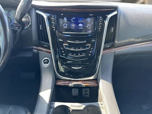 Used 2017 Cadillac Escalade ESV Luxury image 8