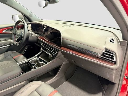 Used 2025 Chevrolet Traverse RS AWD/4WD image 27