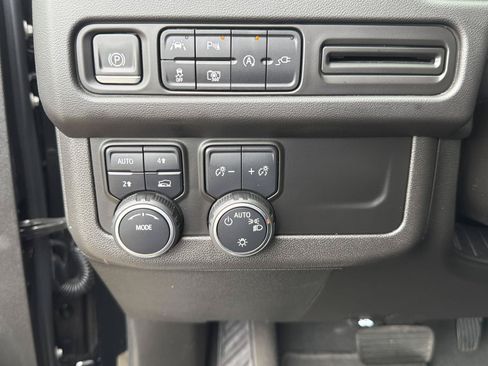 Used 2022 Chevrolet Suburban RST w/ Luxury Package AWD/4WD image 18