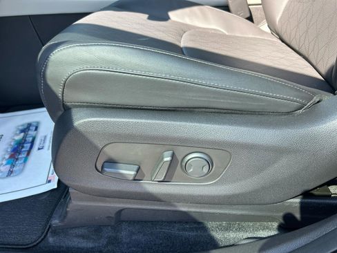 Used 2024 Kia Carnival LX image 16