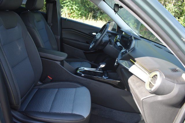 Used 2025 Chevrolet Trax LT w/ LT Convenience Package FWD image 12