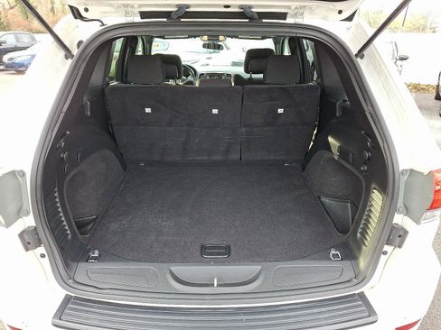 Used 2019 Jeep Grand Cherokee Laredo image 28