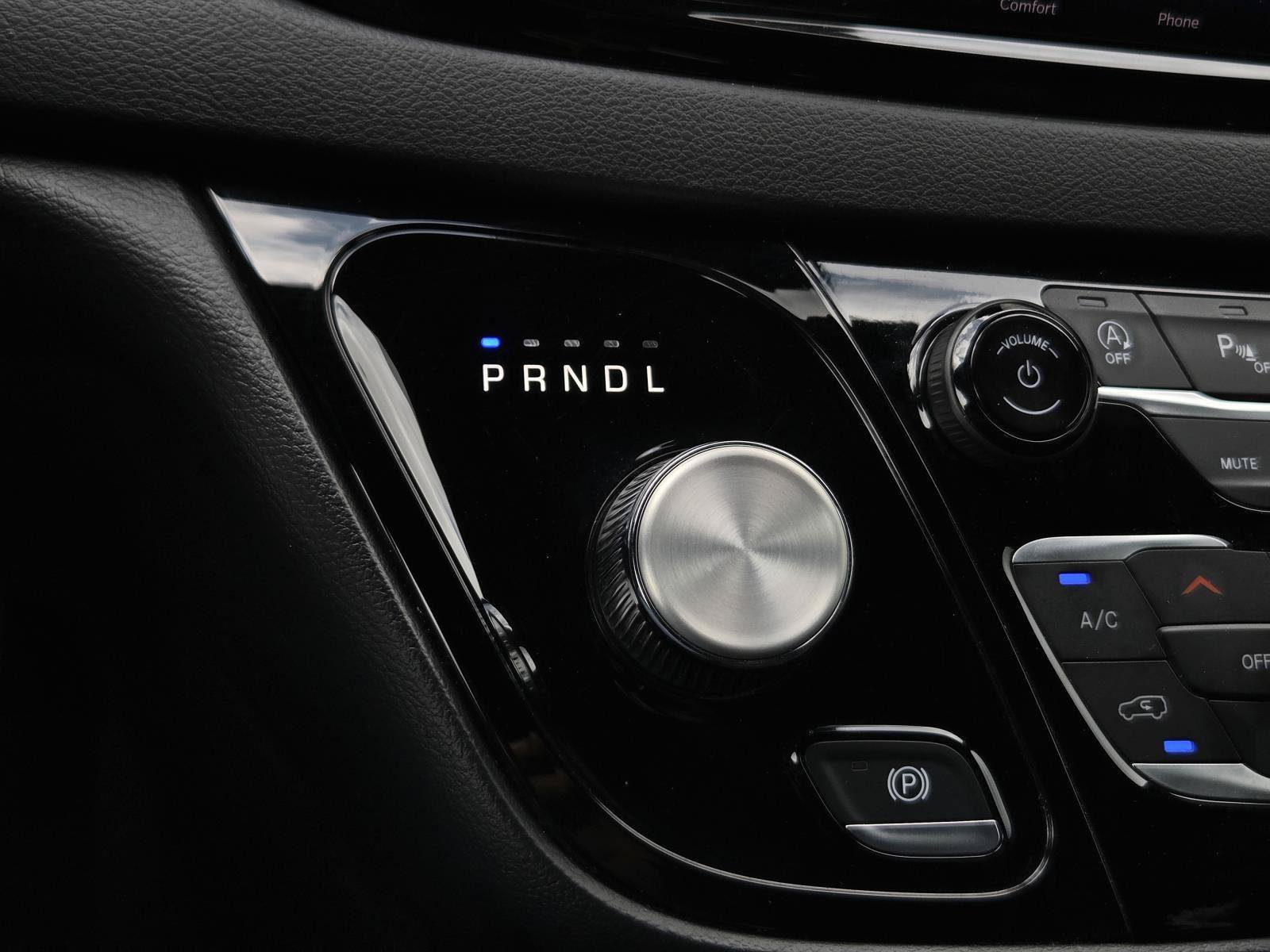 Used 2025 Chrysler Pacifica Select FWD image 16