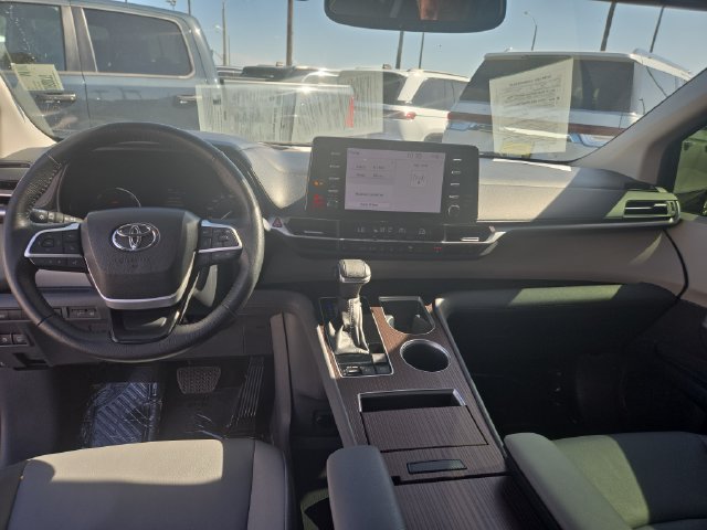 Used 2023 Toyota Sienna XLE FWD image 12