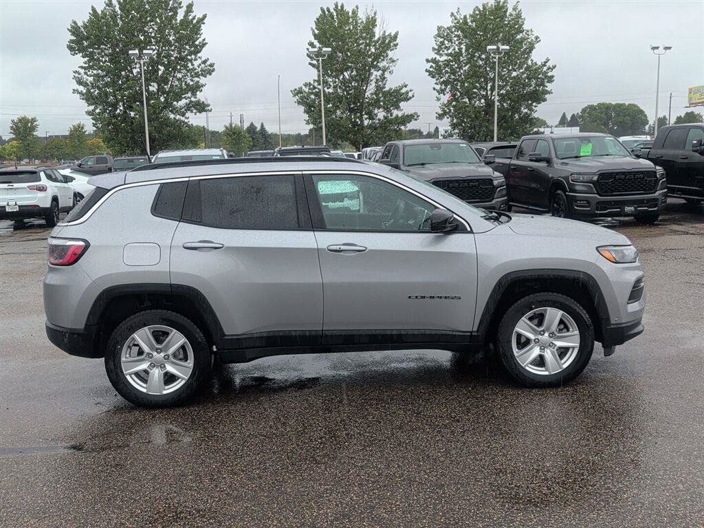 Used 2022 Jeep Compass Latitude w/ Convenience Group AWD/4WD image 3
