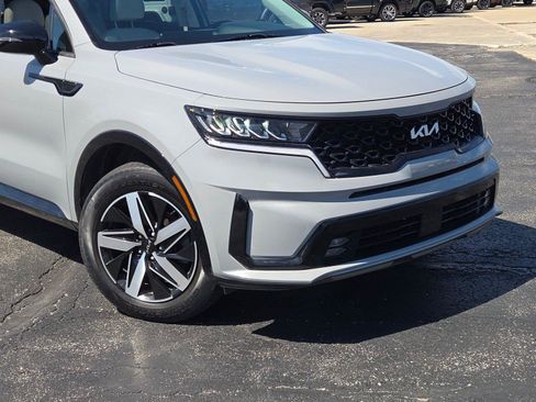 Used 2022 Kia Sorento EX w/ Panoramic Sunroof Package FWD image 2