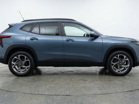 Used 2025 Chevrolet Trax LT FWD image 11