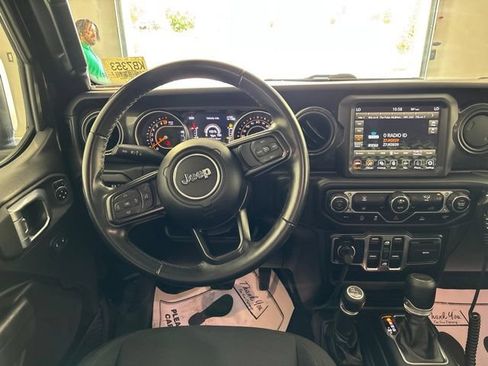 Used 2022 Jeep Gladiator Sport AWD/4WD image 3