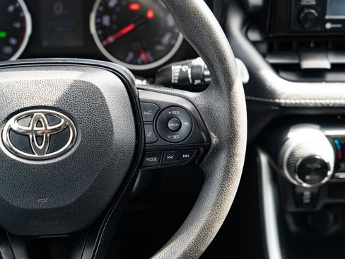 Used 2020 Toyota RAV4 XLE FWD image 25