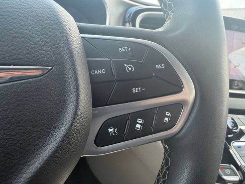 Used 2023 Chrysler Pacifica Touring-L FWD image 17