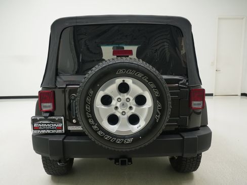 Used 2013 Jeep Wrangler Unlimited Sahara AWD/4WD image 5