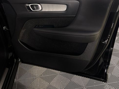 Used 2025 Volvo XC40 B5 Plus image 31