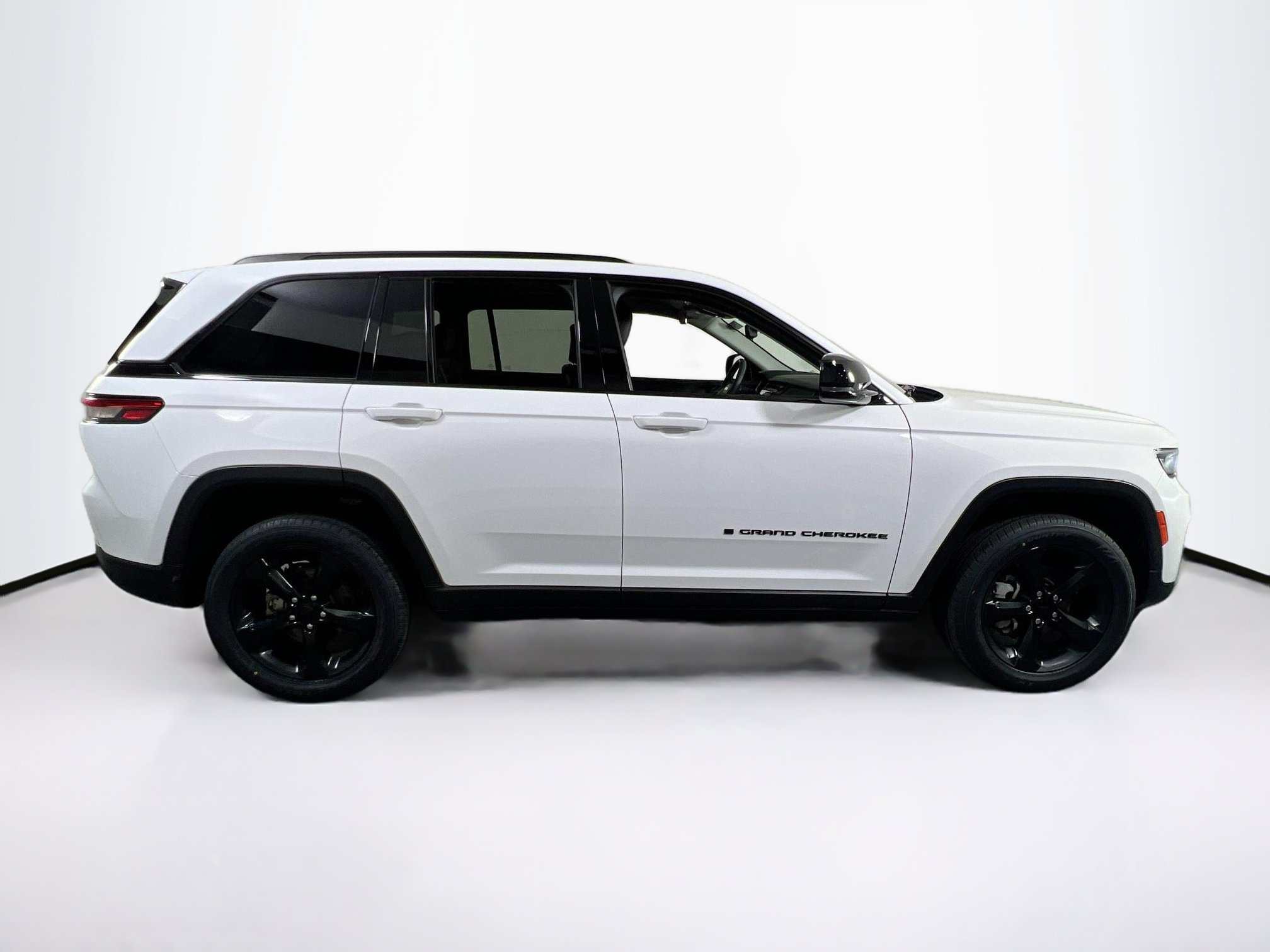 Used 2023 Jeep Grand Cherokee Limited w/ Black Appearance Package AWD/4WD image 4