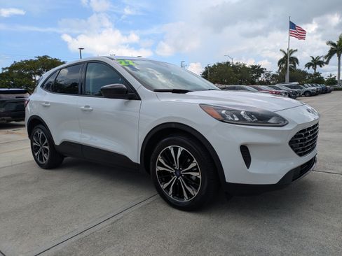 Used 2022 Ford Escape SE w/ SE Sport Appearance Package FWD image 3