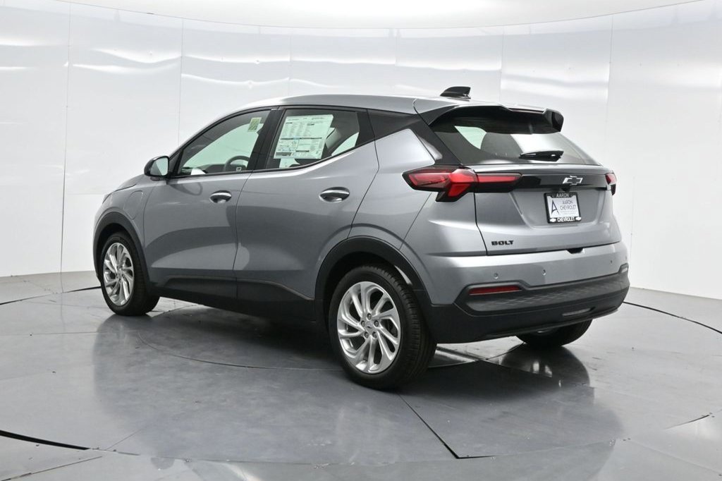Used 2027 Chevrolet Bolt LT w/ Comfort Package FWD image 5