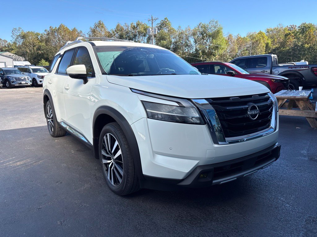 Used 2024 Nissan Pathfinder Platinum w/ Cargo Package AWD/4WD image 2
