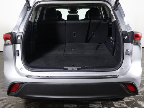 Used 2021 Toyota Highlander XLE image 18